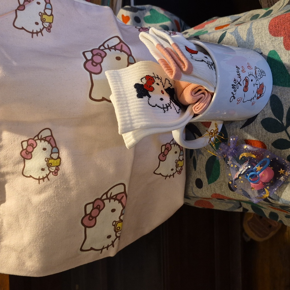 NWT 🩷 SANRIO GIFT BUNDLE 🩷 🎀HELLO KITTY Cotton Tote, Mug, Socks, & Straw Tops